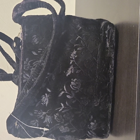 Handbags - Beautiful  handbag Nwot velvet with floral  design